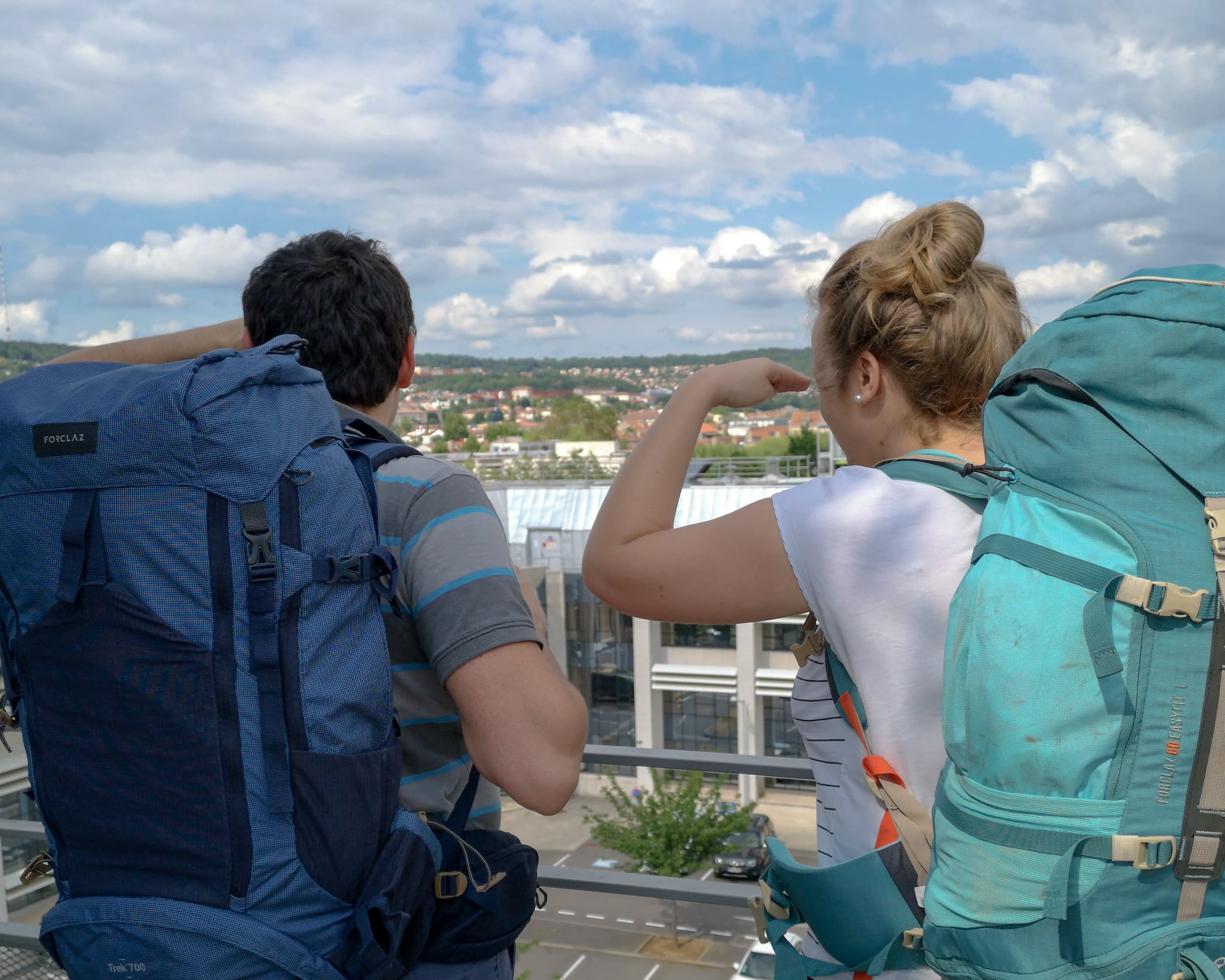 Clémence et Adrien avec leur sac à dos