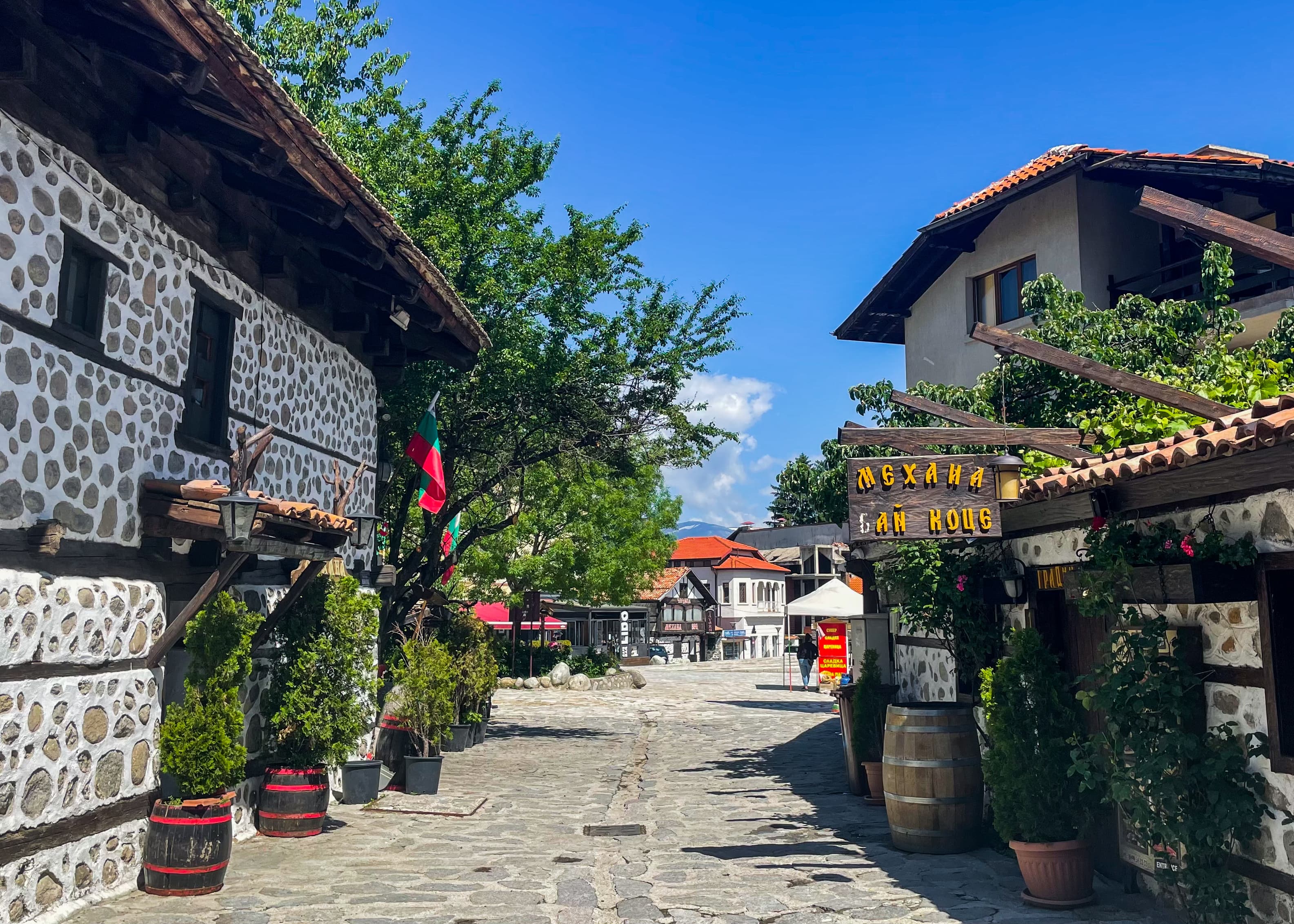 La petite ville de Bansko dans les montagnes du Pirin