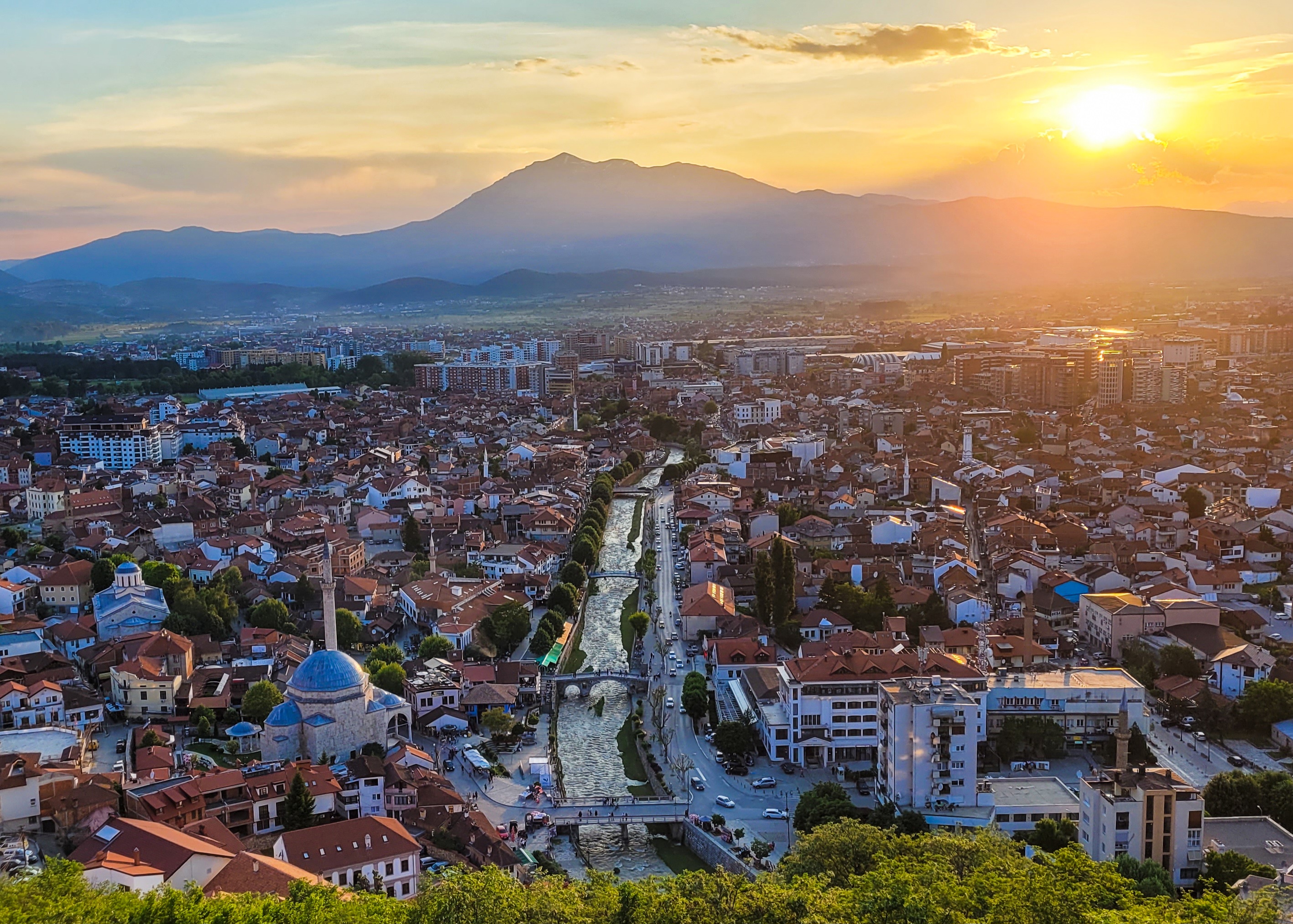 La ville de Prizren au coucher du soleil