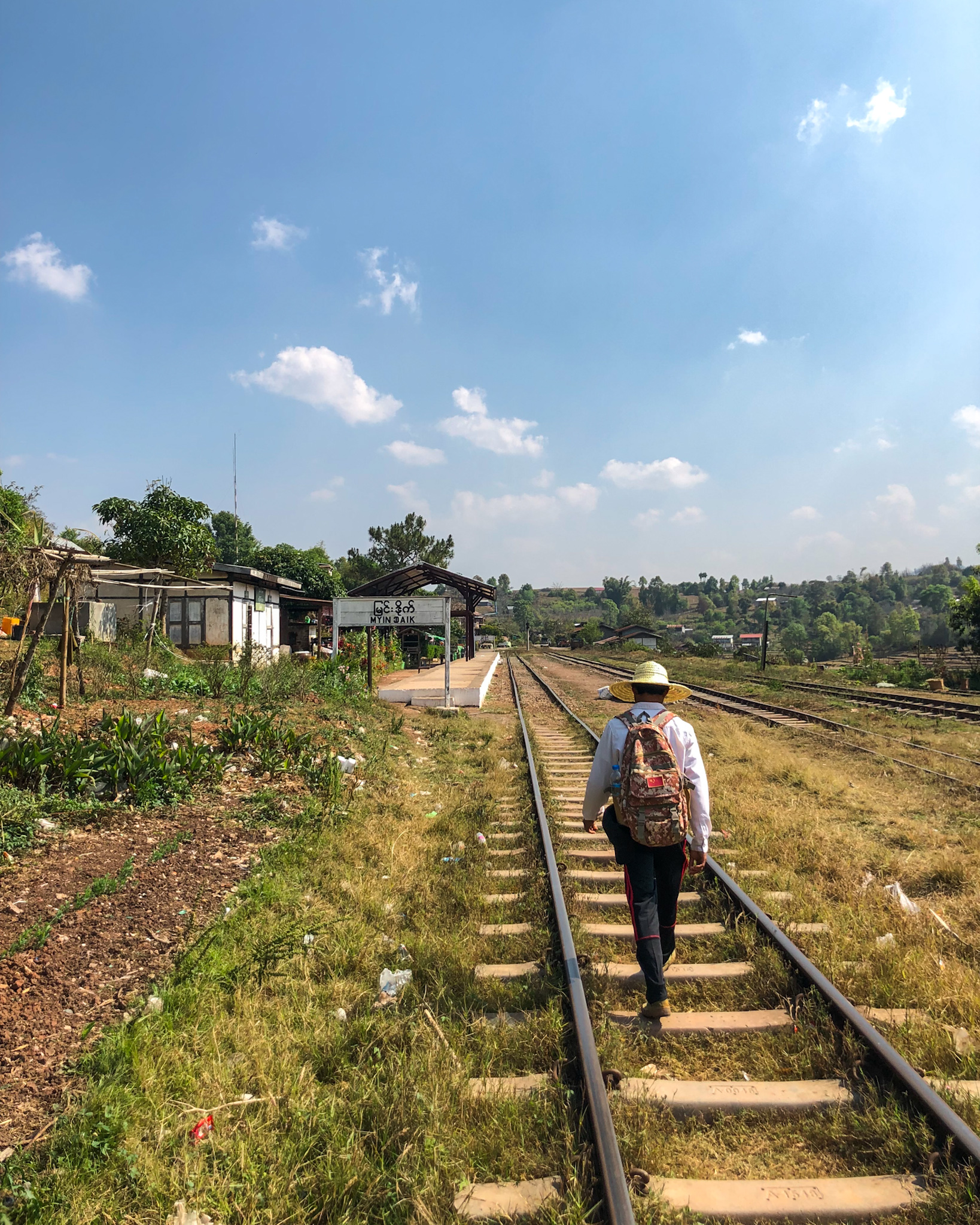 Maung Myoe sur les rails de la voie ferrée