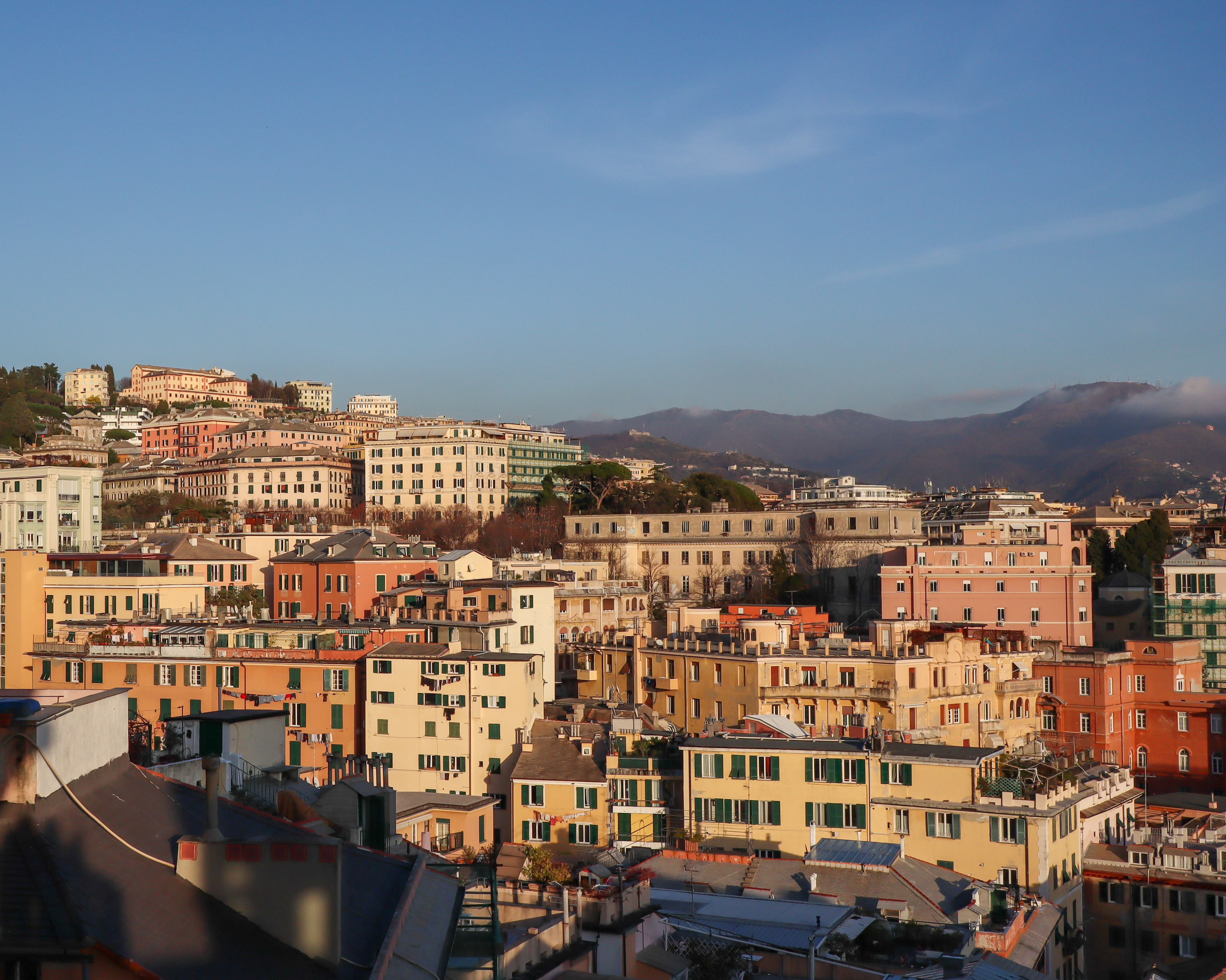 Soleil couchant sur les toits de Gênes