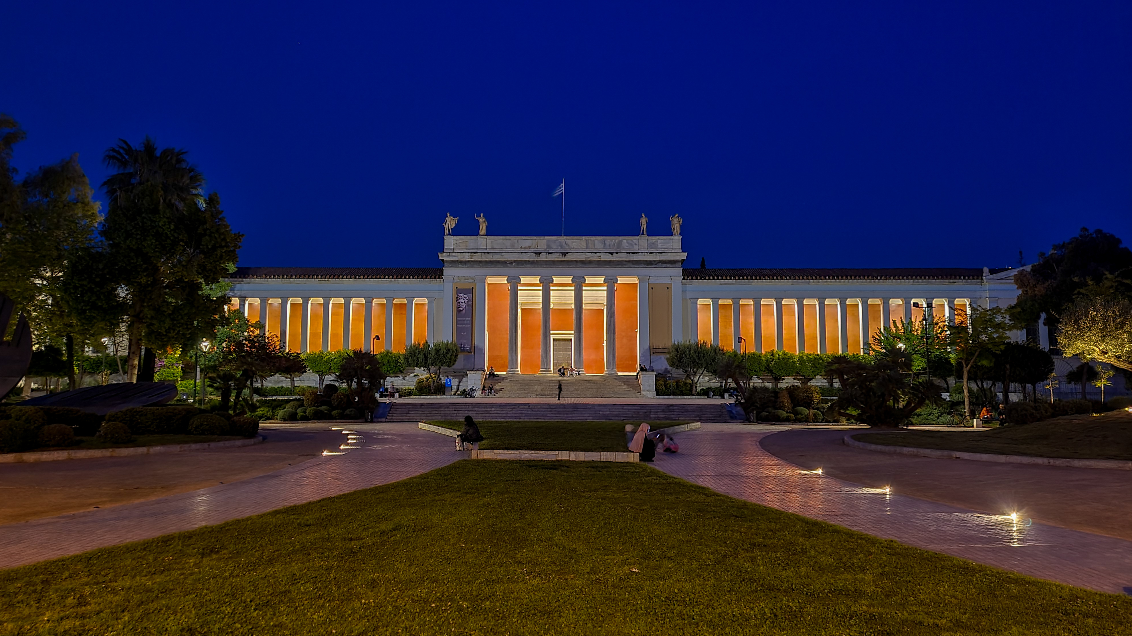 Musée archéologique d'Athènes de nuit