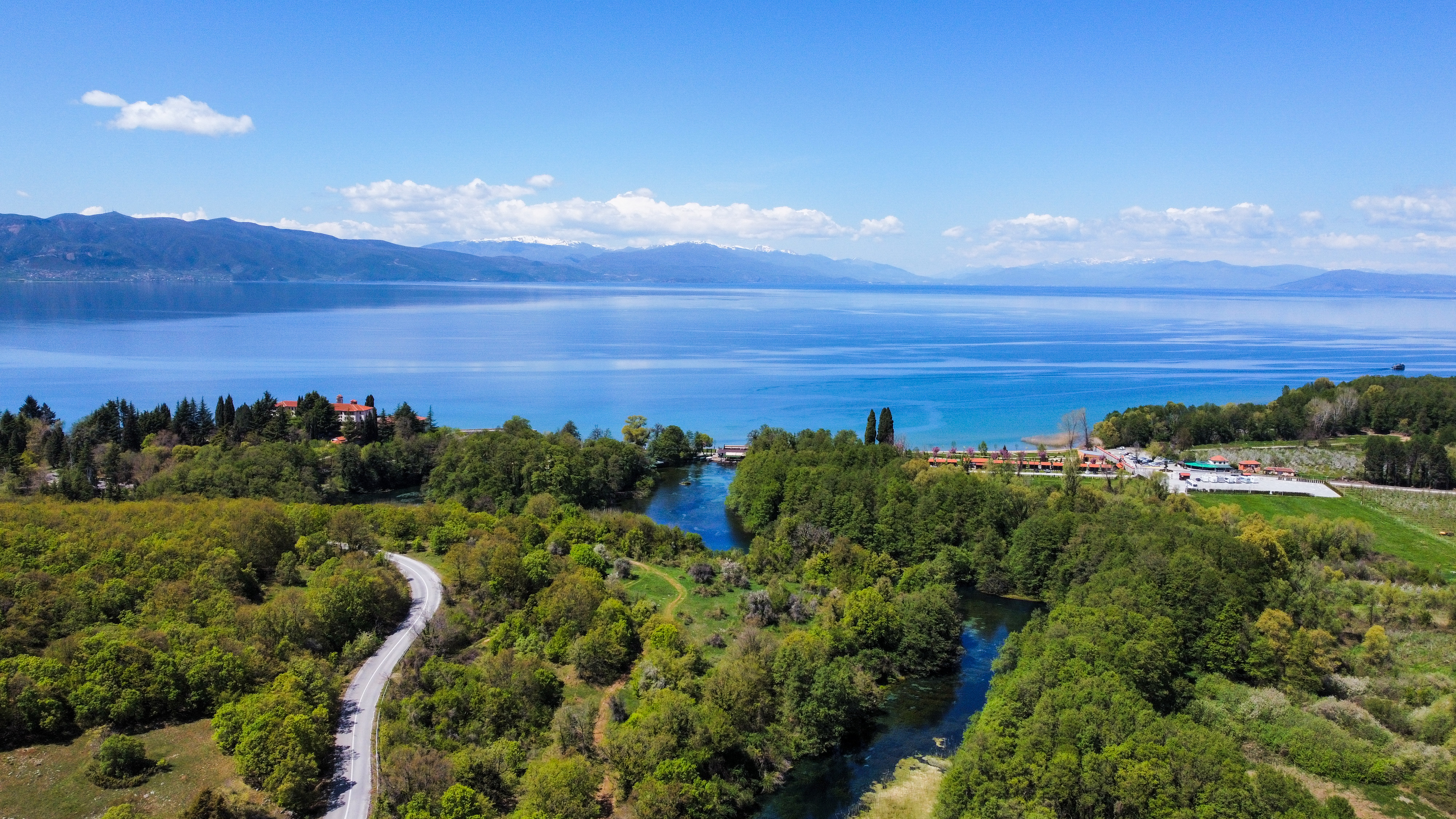 Vue aérienne du sud du lac d'Ohrid