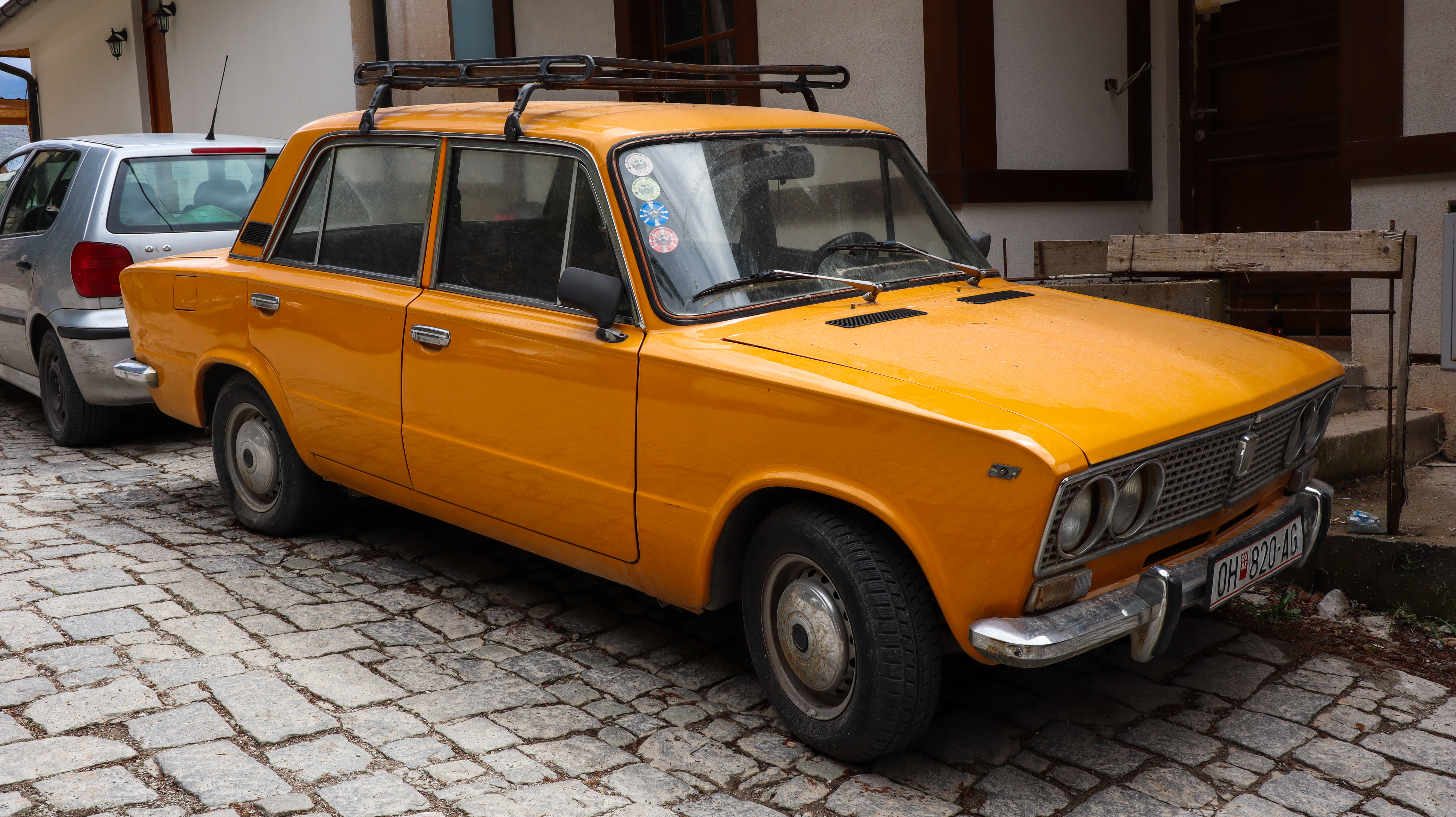 Vieille voiture à Ohrid : roule-t-elle encore ?