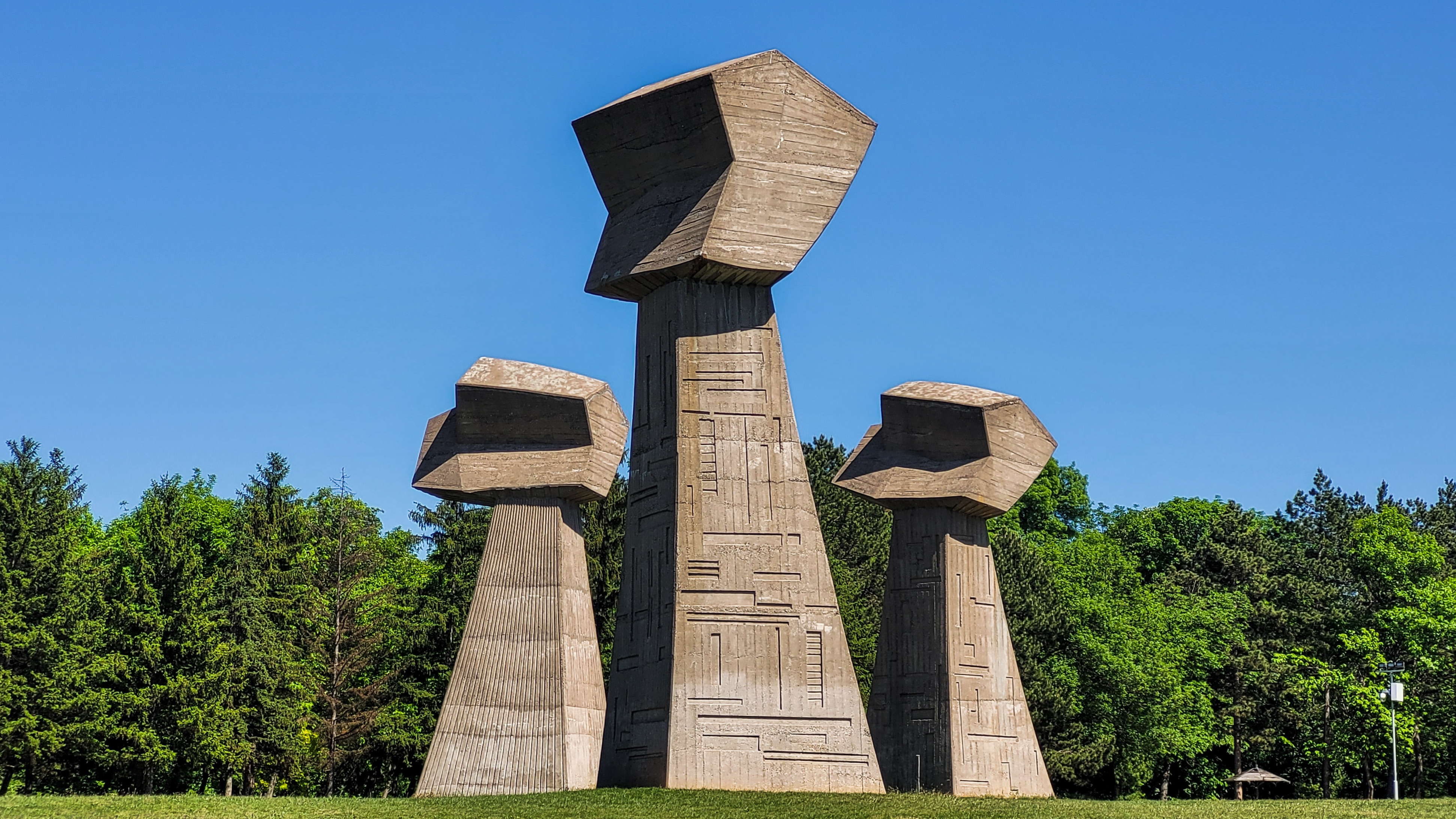 Les statues monumentales du parc mémoriel de Bubanj